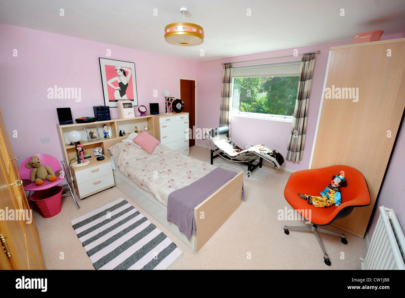 Ein Kinder-Schlafzimmer in einem 70er Jahre Stilhaus in eine 1975 Magazin  Verjüngungskur UK wurde vorgestellt Stockfotografie - Alamy