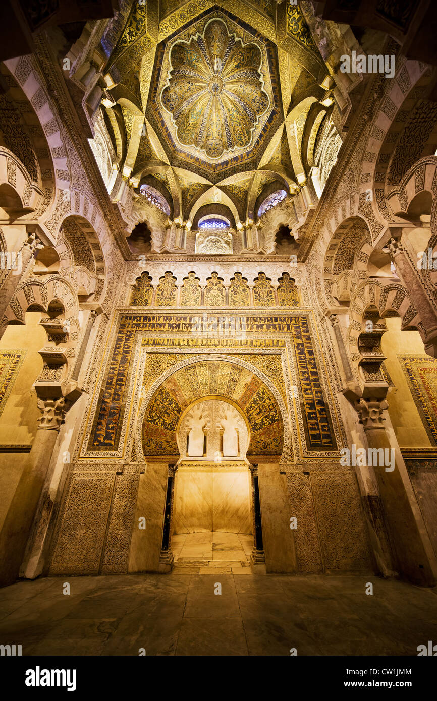 Mihrab (Gebetsnische) und vergoldeten Kuppel des 8. Jahrhunderts die große Moschee (Mezquita-Kathedrale) innen in Córdoba, Spanien. Stockfoto