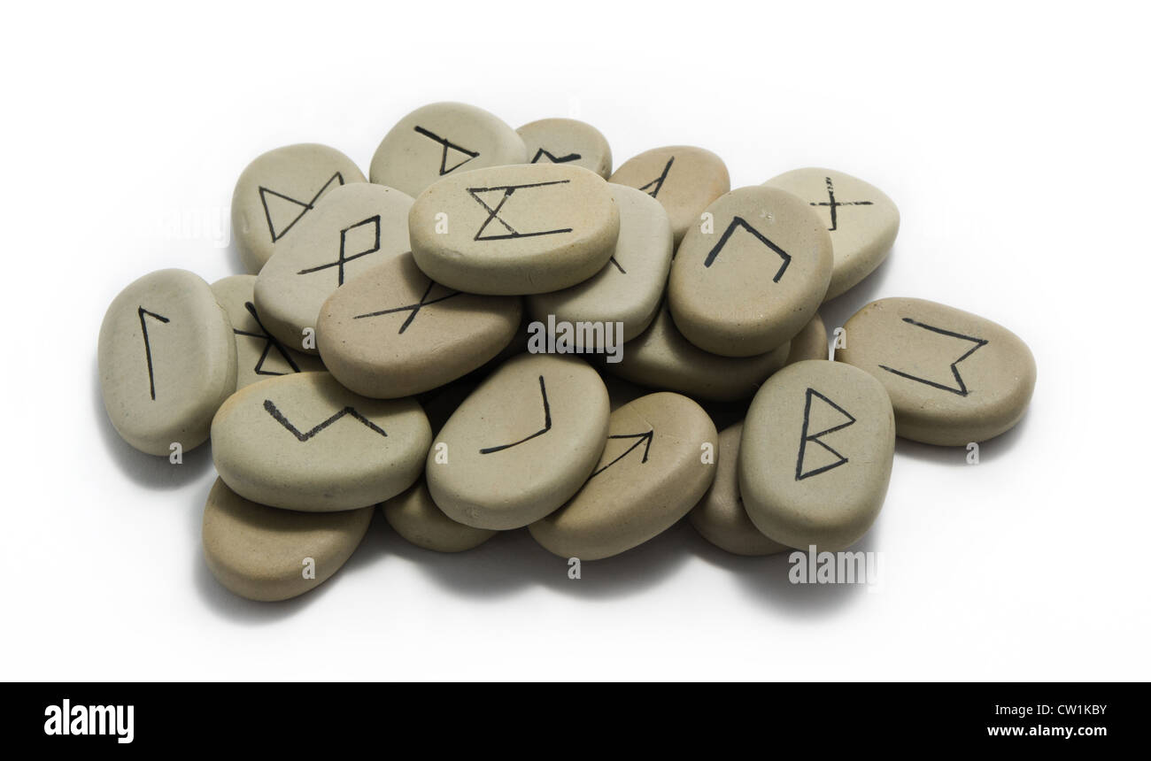 Ein Haufen von keramischen Runen isoliert auf weißem Hintergrund Stockfoto