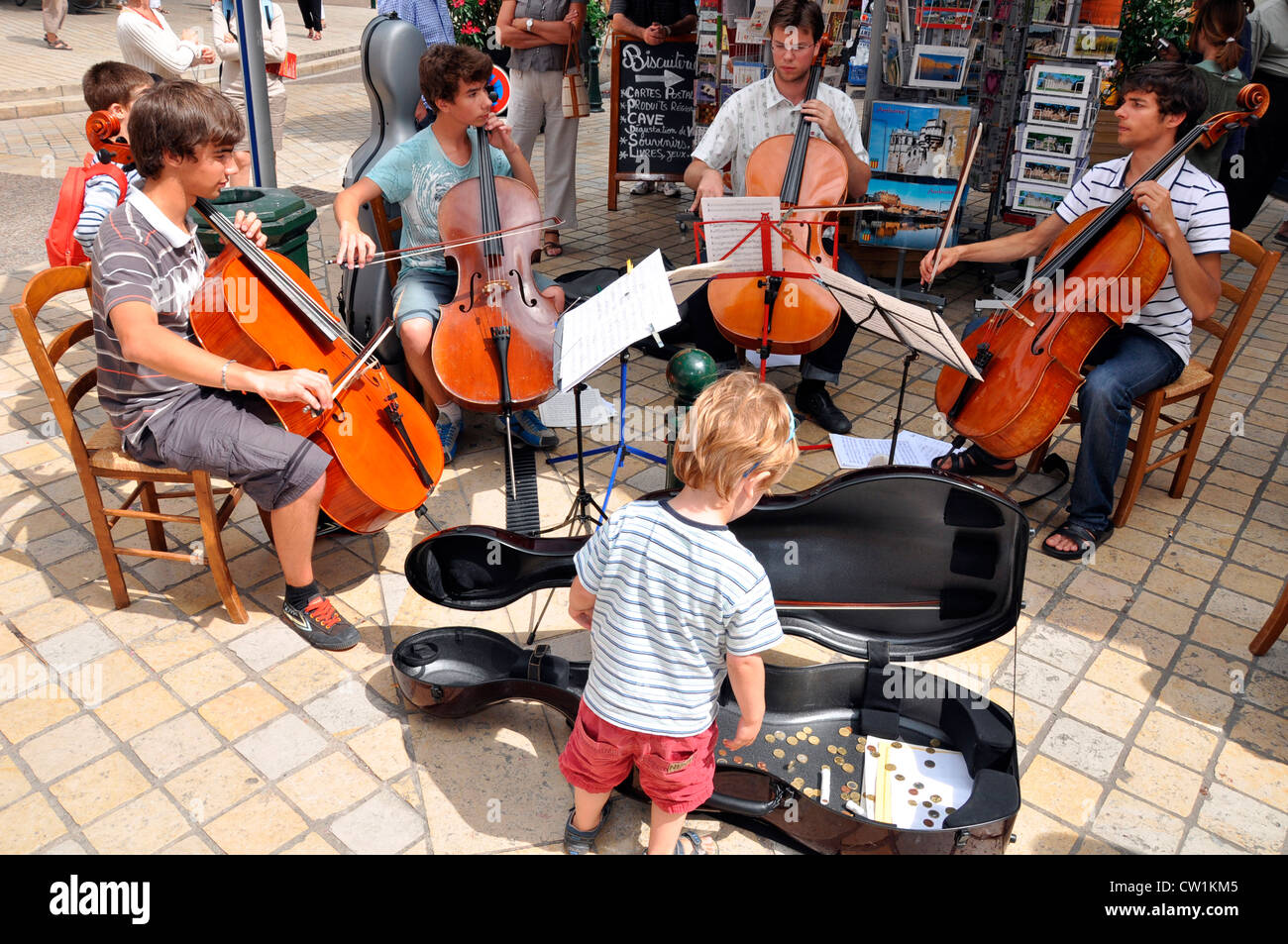 Straßenmusik cello Spieler - vier junge Männer - Durchführen der im Freien an einem warmen Sommertag in der Stadt Amboise, Indre-et-Loire, Frankreich. Stockfoto