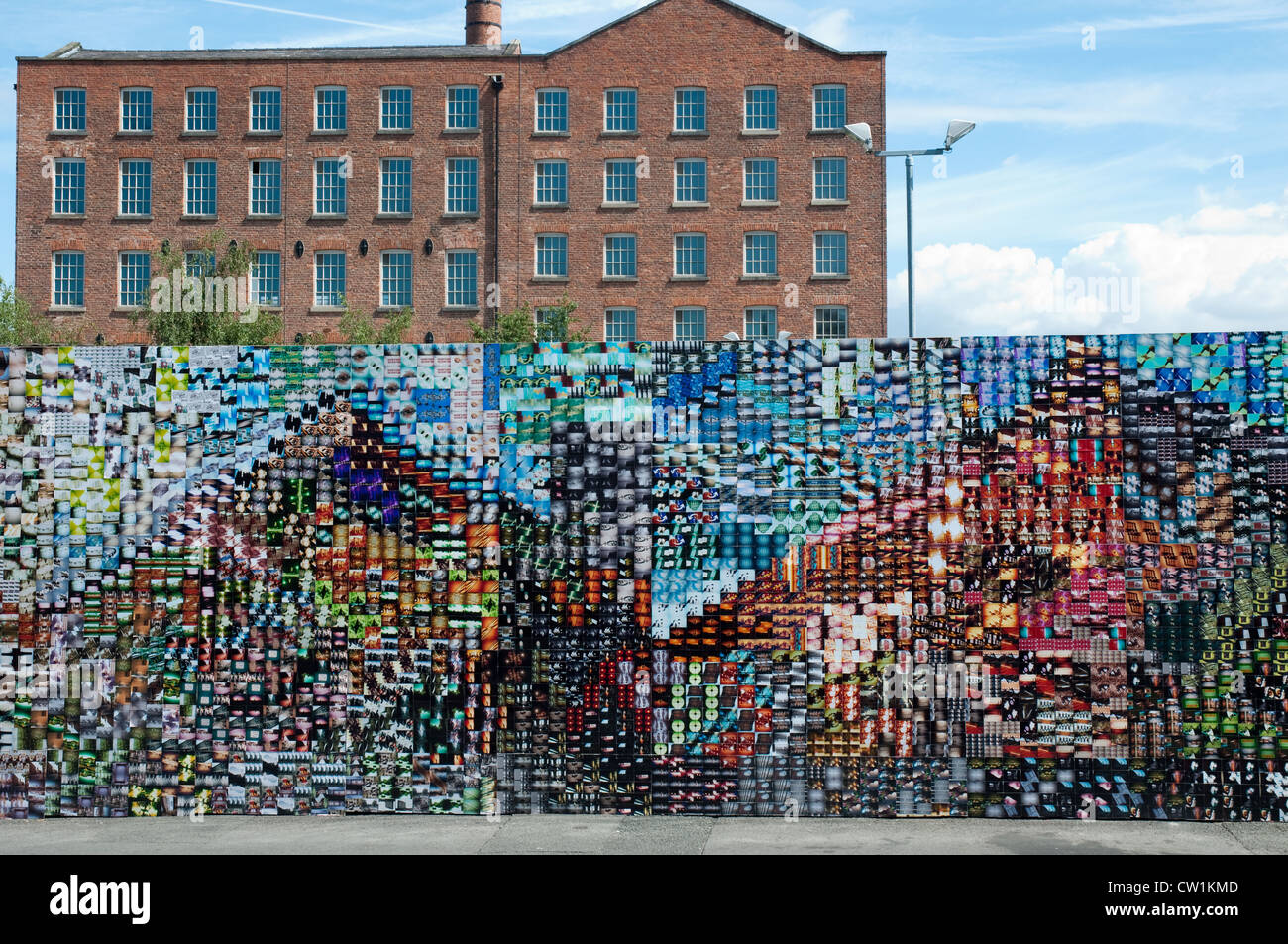 LomoWall, Manchester. Eine Wand von Bildern aus 14.000 Lomography Bilder, 500 Personen erstellt. Tarif Street, Manchester. Stockfoto