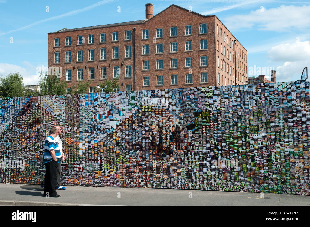 LomoWall, Manchester. Eine Wand von Bildern aus 14.000 Lomography Bilder, 500 Personen erstellt. Tarif Street, Manchester. Stockfoto