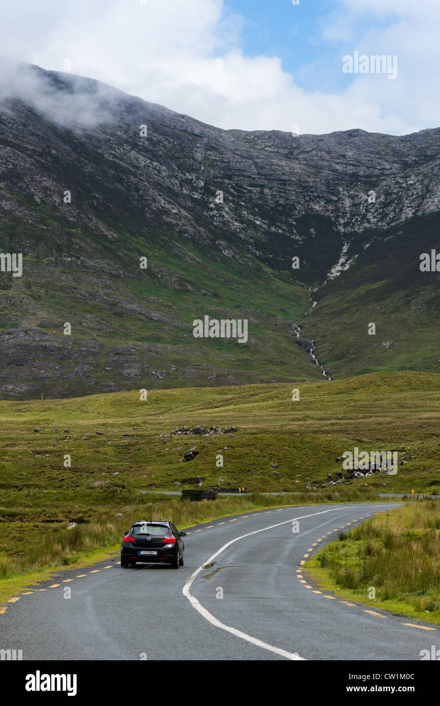 Die R344 Straße durch die Berge von Connemara im County Galway, Irland. Stockfoto