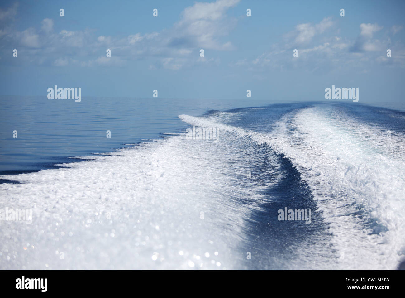 Spur von Motorbooten im Wasser Stockfoto
