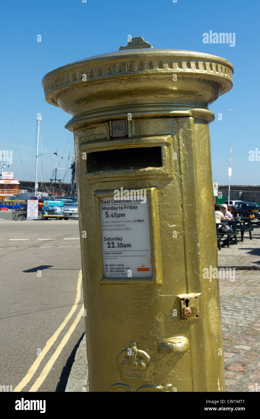 Royal Mail-Briefkasten bemalt Gold zu Ehren von Helen Glover, 2012 Olympischen Spiele in London gold Medaille Sieger.  Penzance UK. Stockfoto