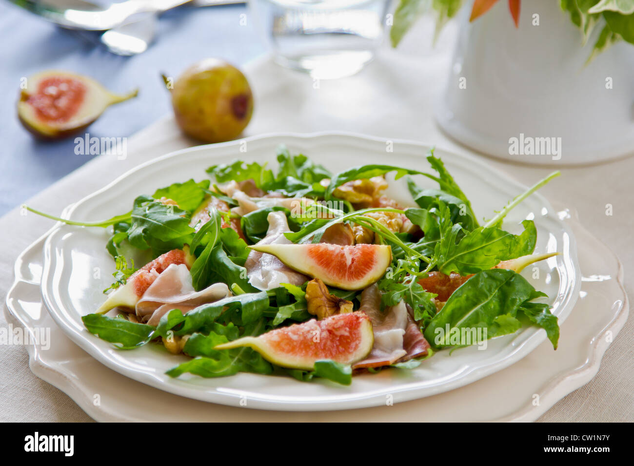 Fig, Prosciutto, Walnuss und Rucola-Salat Stockfoto