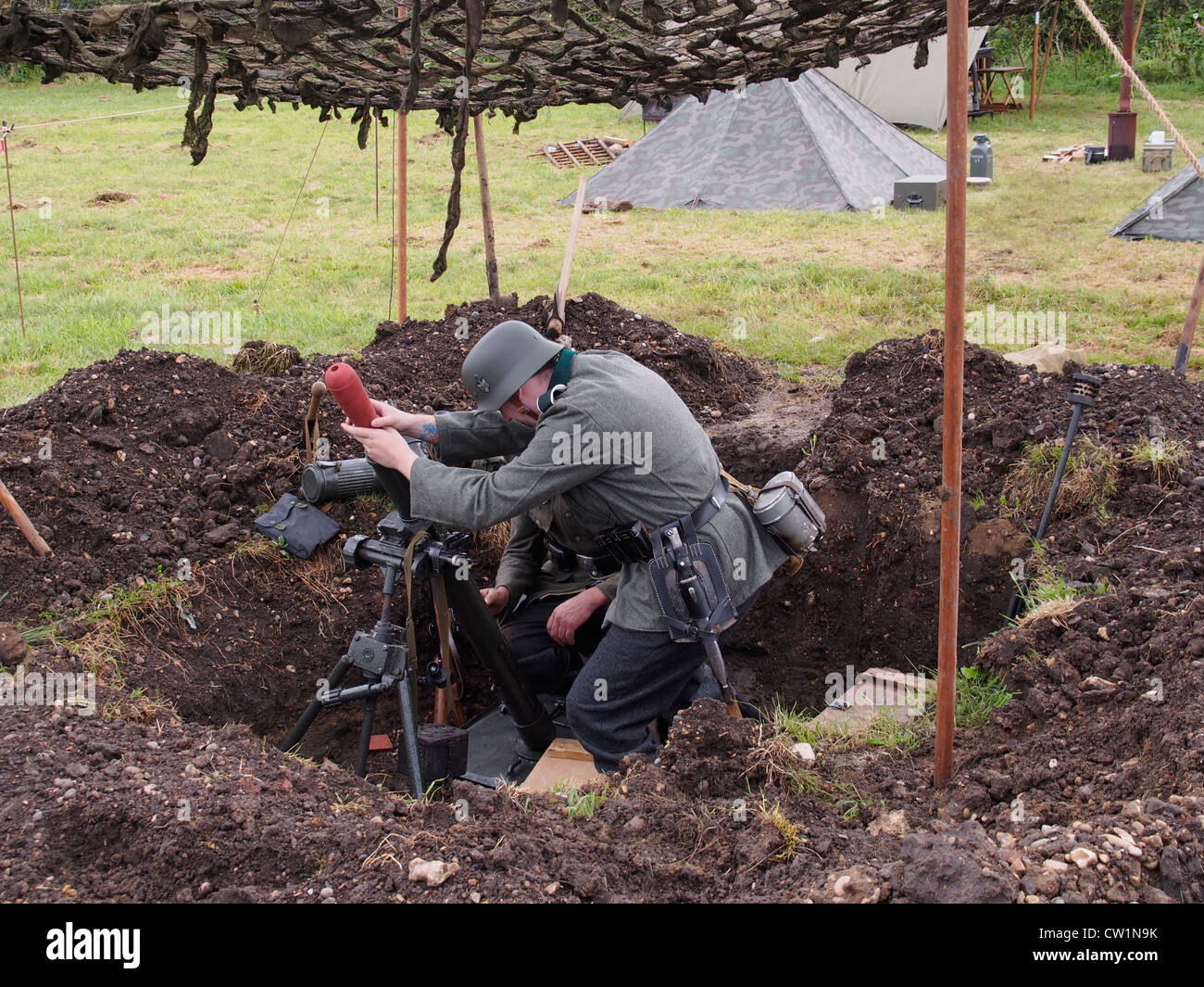 Zwei deutsche Soldaten vorbereiten der Mörtel in den Schützengräben am Essex & London Feuer "Essex & Londons premier Militärfahrzeug zeigen. Stockfoto