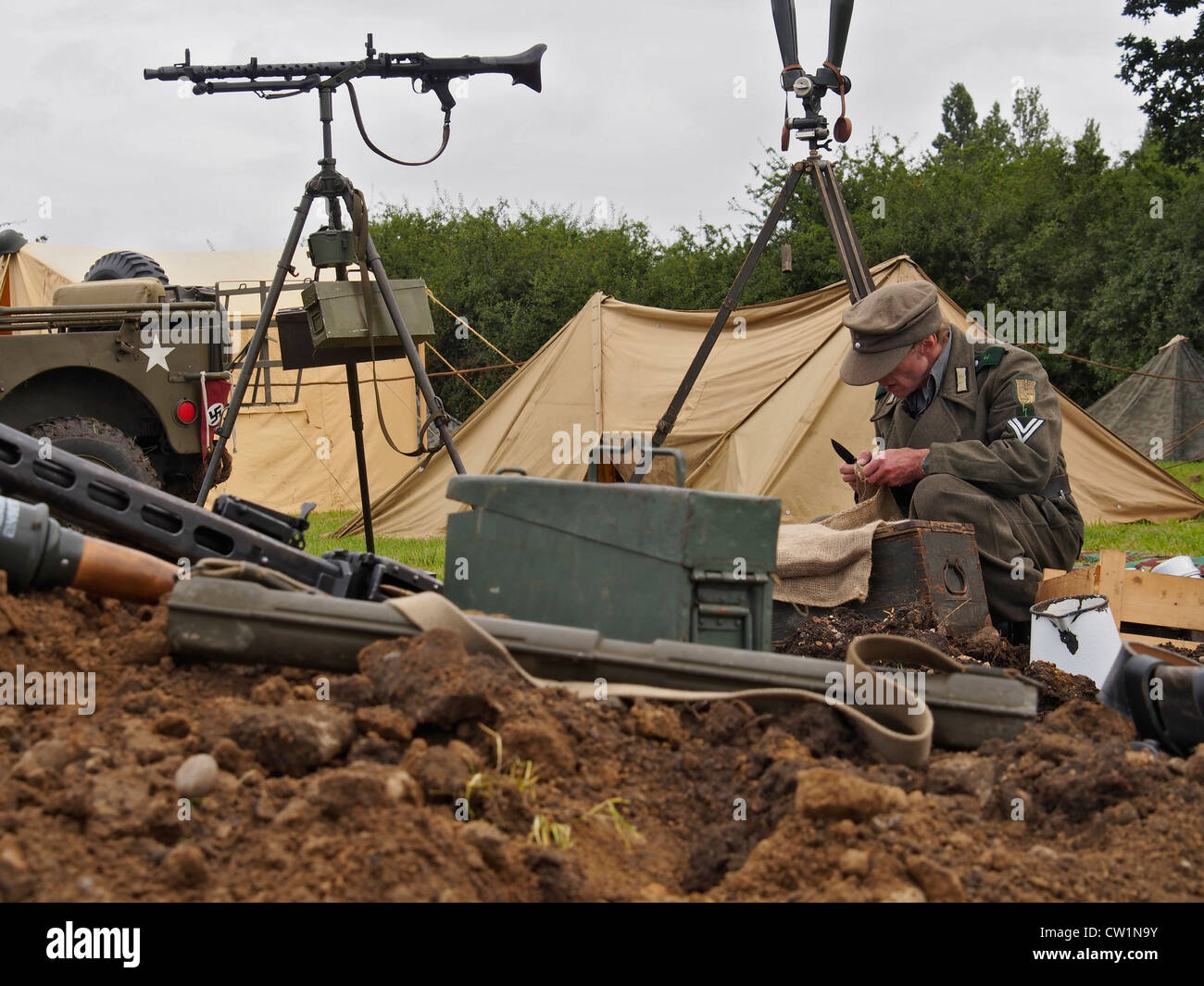 Deutscher Soldat im Camp von Gräben bei Essex & Londons premier Militärfahrzeug zeigen. Stockfoto