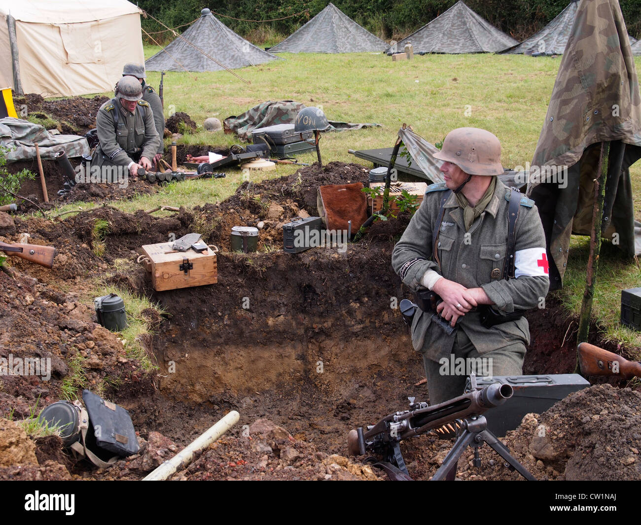 Zwei deutsche Soldaten in den Schützengräben an Maschinengewehr post bei Essex & Londons premier Militärfahrzeug Show. Stockfoto