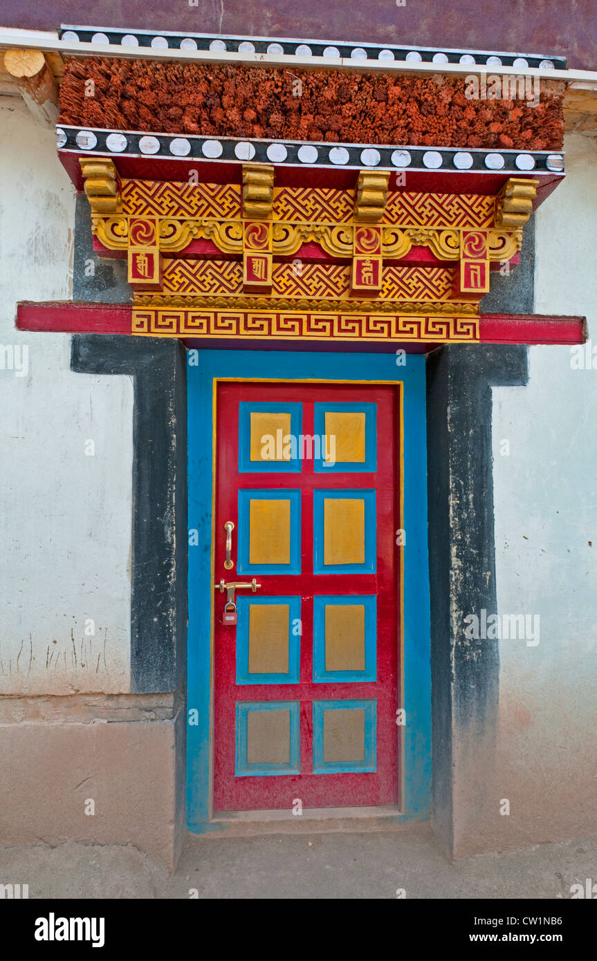 Eine bunt bemalte und verzierte traditionellen Stil Tür im Hemis Kloster, Ladakh, Indien. Stockfoto