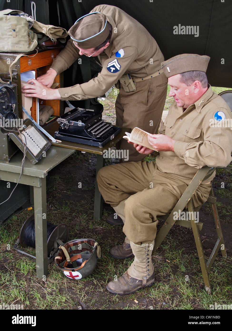 Amerikanische Armee Funker bei Essex & Londons premier Militärfahrzeug zeigen. Stockfoto