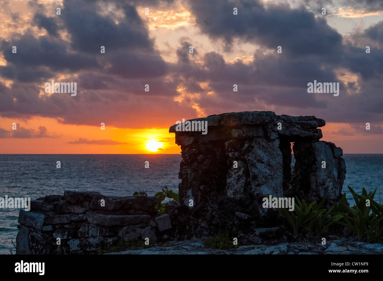 Sunrise, Templo del Dios Viento, Tempel des Windes, Ausgrabungsstätte Tulum Maya, Tulum, Riviera Maya, Quintana Roo, Mexiko. Stockfoto