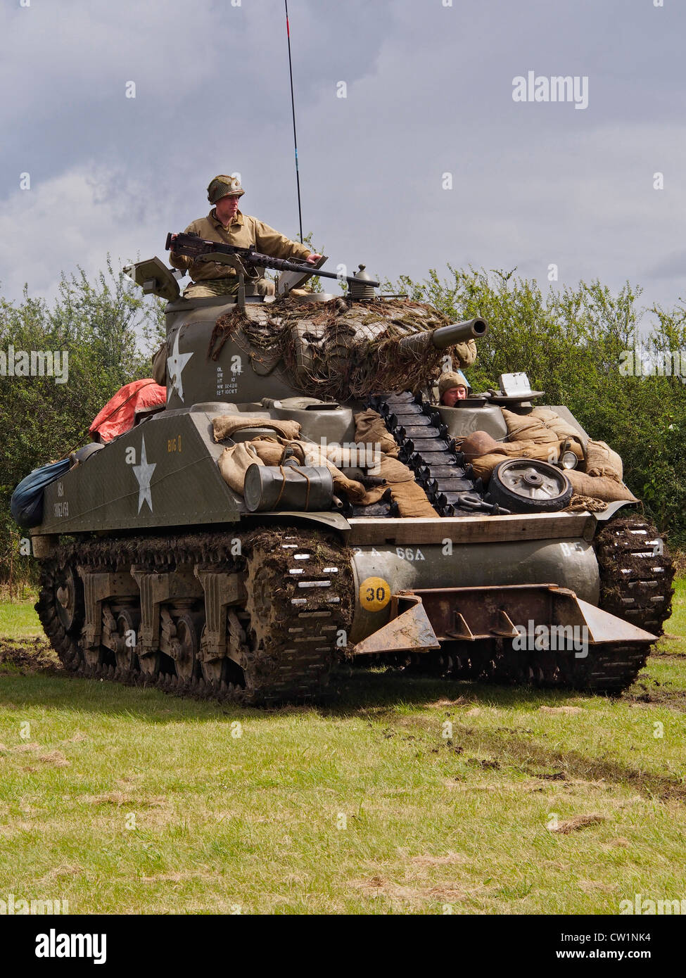 Portraitbild von voll bewaffneten Sherman-Panzer im zweiten Weltkrieg Militärfahrzeug-Show in Essex Stockfoto