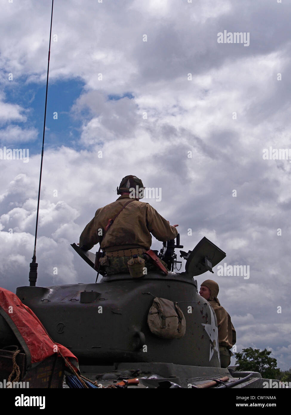 Panzerkommandant Silhouette gegen den Himmel auf Sherman-Panzer im zweiten Weltkrieg Militärfahrzeug zeigen in Essex Stockfoto
