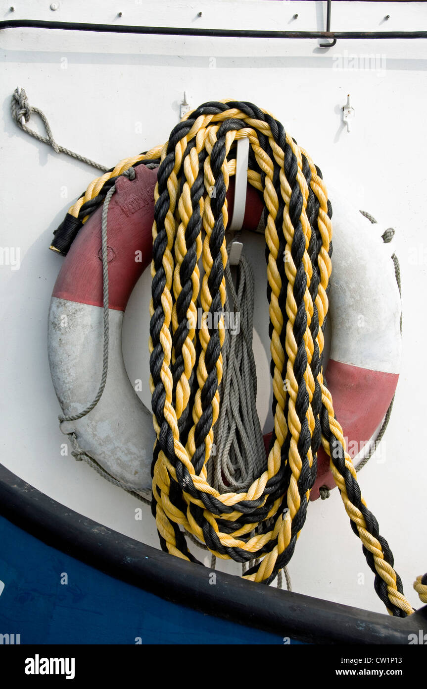 Rettungsring auf dem boot -Fotos und -Bildmaterial in hoher Auflösung –  Alamy