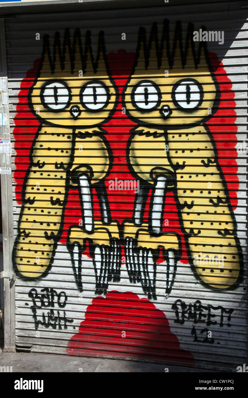 Street-Art von Dscreet, Eule gemalt auf Wertpapiercharakter Geschäfte Schalung, Hanbury Street, Spitalfields, London, UK. Stockfoto
