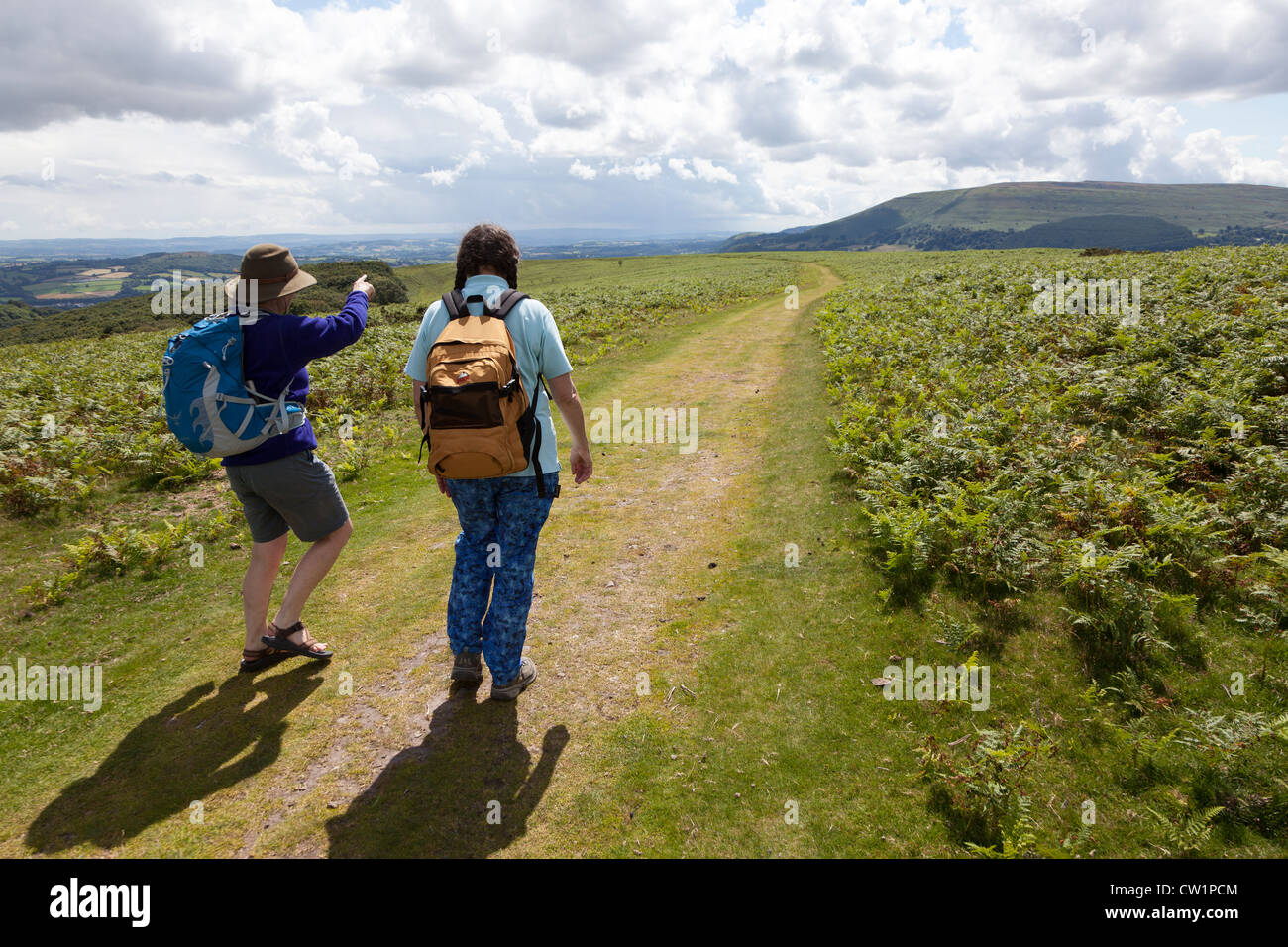 Zwei weibliche Wanderer auf dem richtigen Weg auf den Zuckerhut in Richtung Abergavenny, Wales, UK Stockfoto