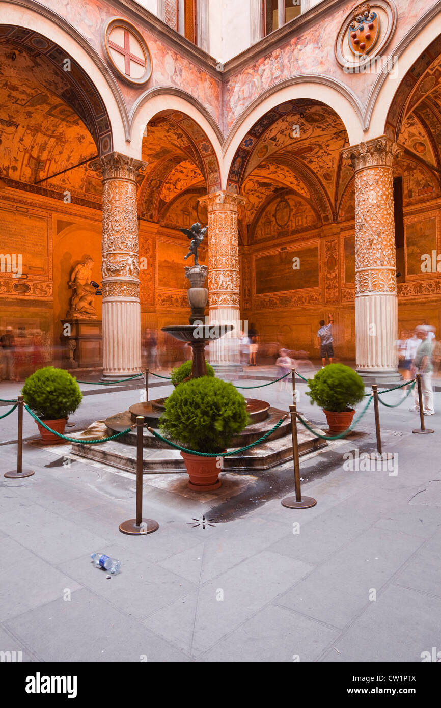 Der Innenhof des Palazzo Vecchio und der Brunnen der Putto mit Delphin des Künstlers Verrocchio. Stockfoto