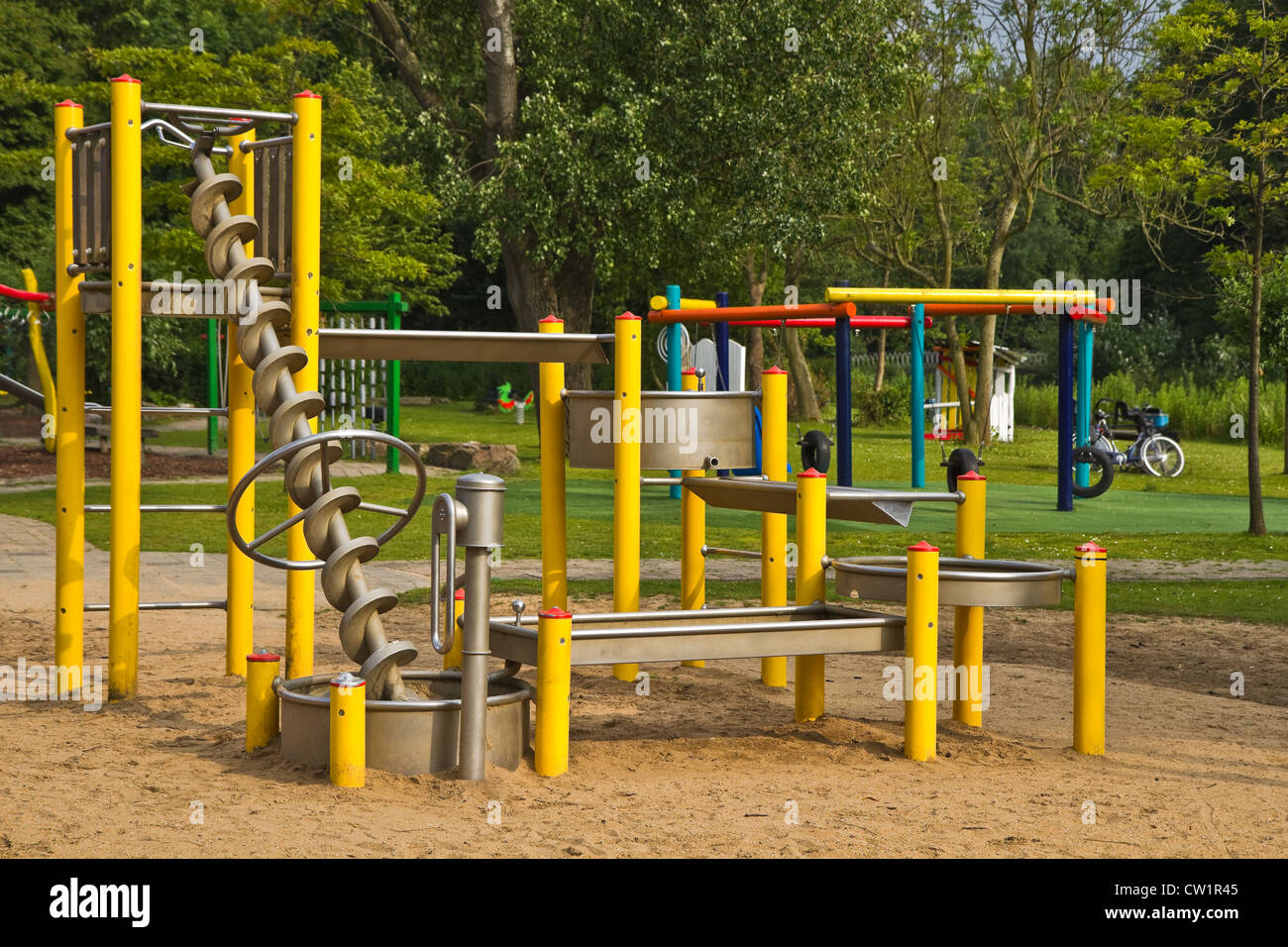 Sand und Wasser Spielplatz für Kinder im öffentlichen Park im Sommer - horizontal Stockfoto