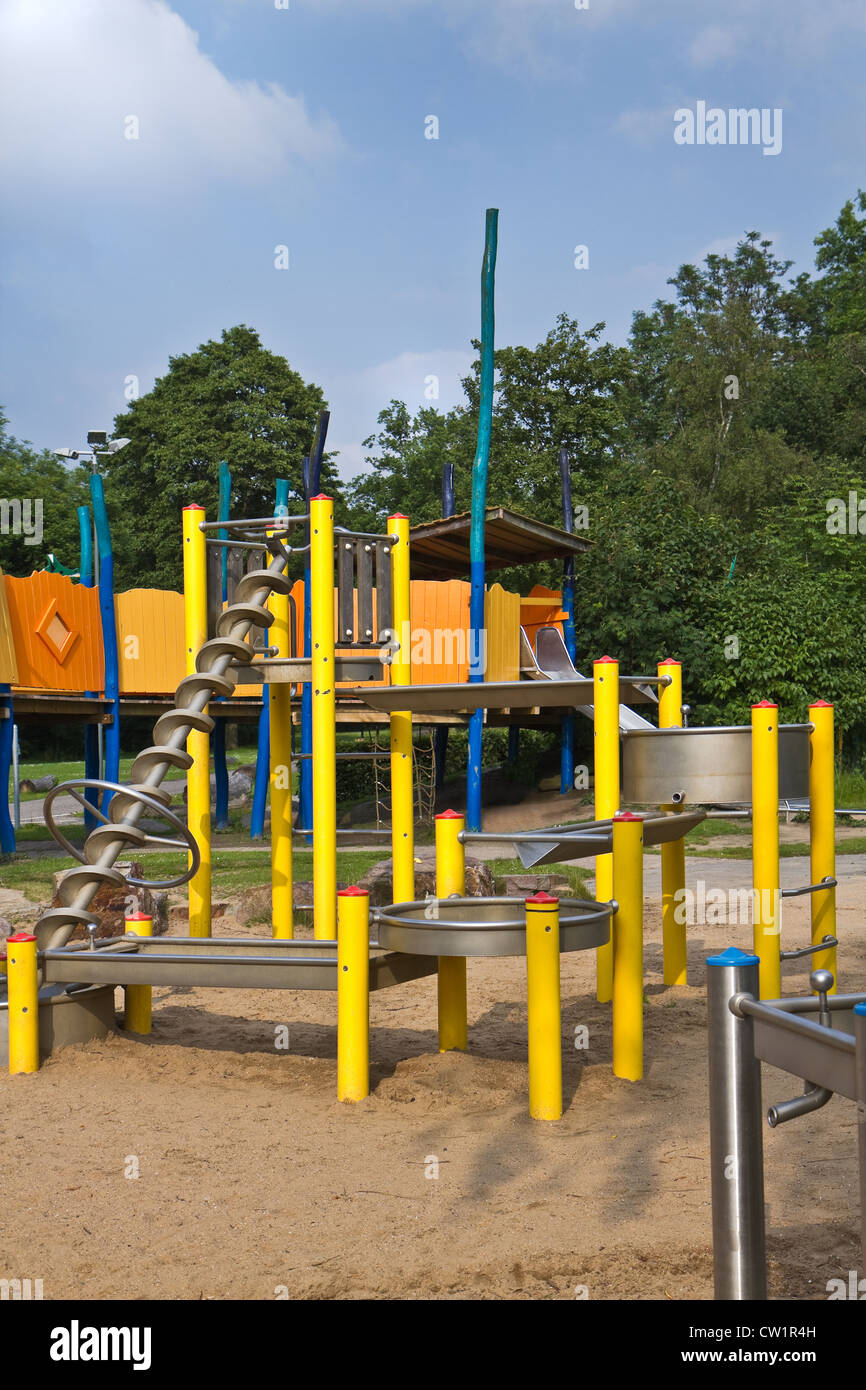 Sand und Wasser Spielplatz für Kinder im öffentlichen Park im Sommer - vertikal Stockfoto