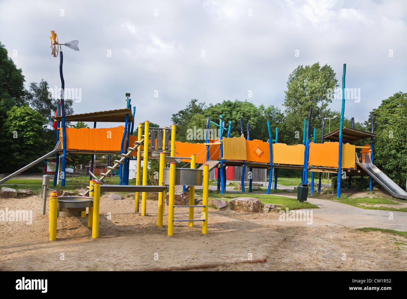 Spielplatz für Kinder im öffentlichen Park mit Schleudern und watermachine Stockfoto