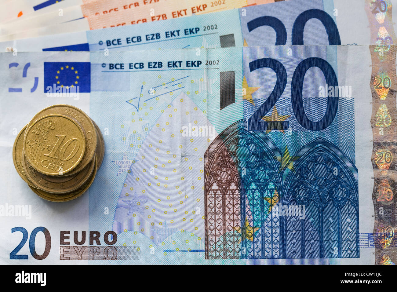 Euromünzen und Banknoten. Stockfoto
