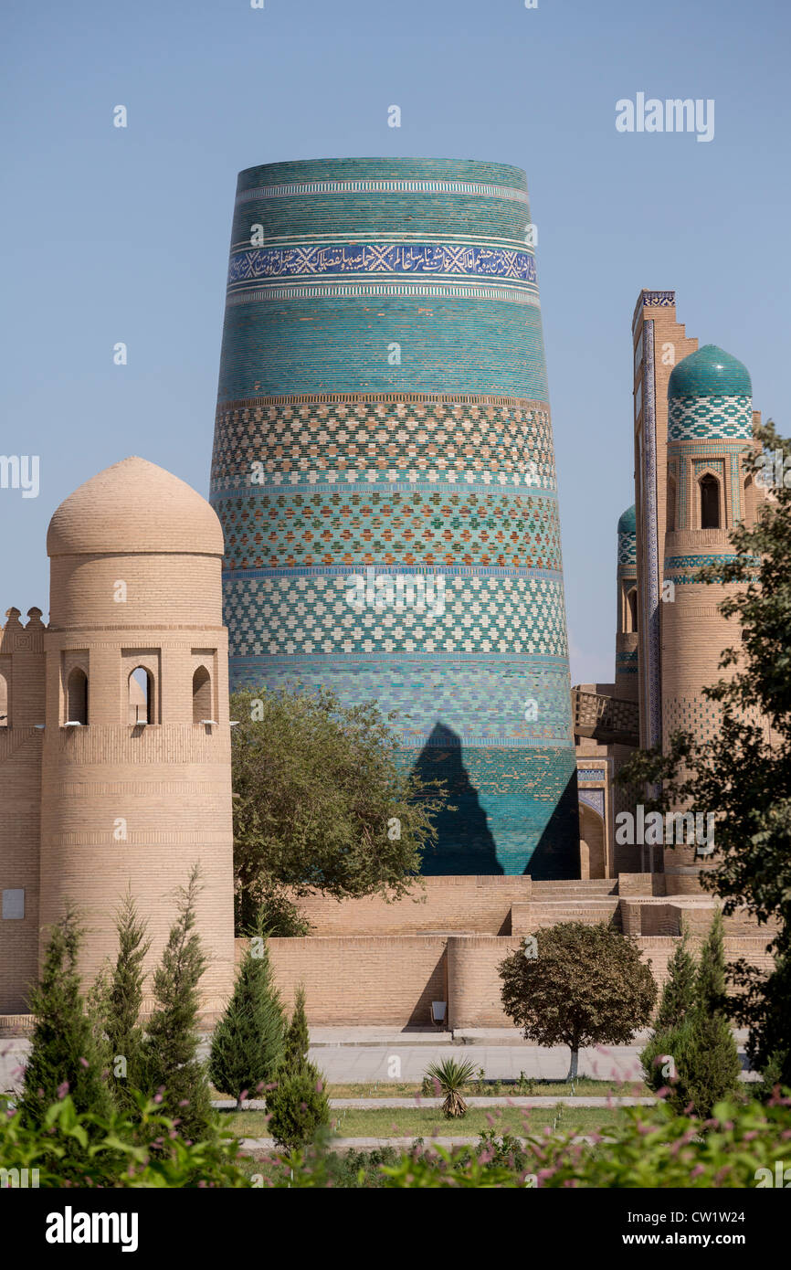 Kalta Mina und West Gate von Ichan Kala, Chiwa, Usbekistan Stockfoto