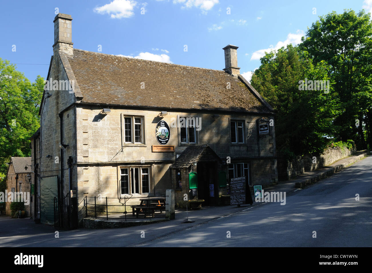 Das Fox Inn in kleinen Barrington, Gloucestershire, England Stockfoto