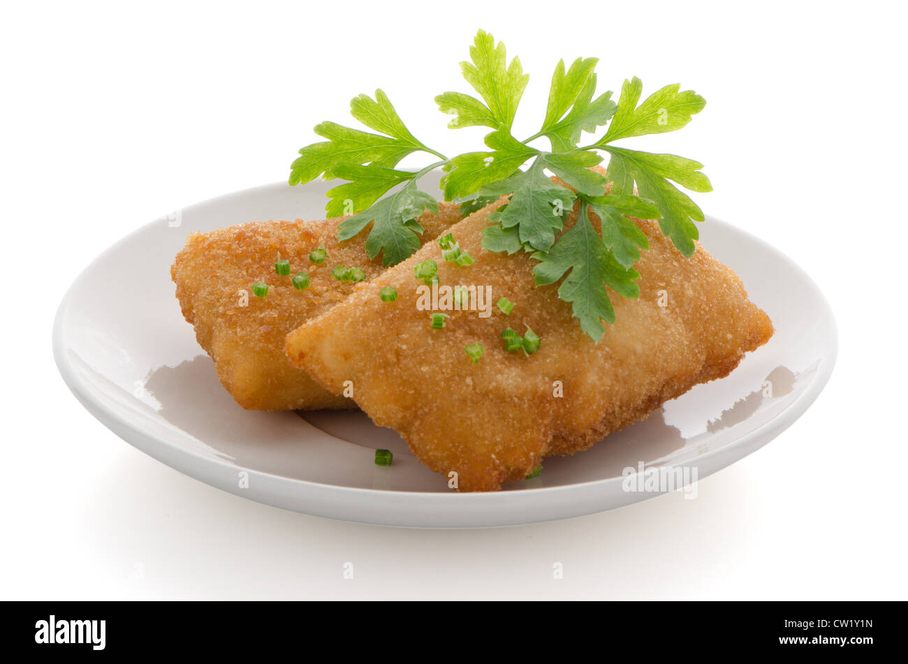 Frikadelle - Huhn und Käse-Frikadelle mit Salat serviert. Stockfoto