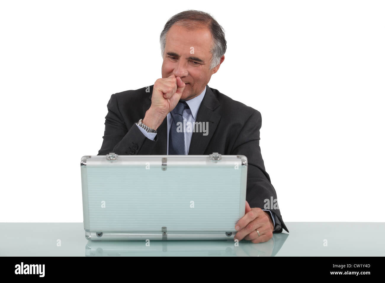 Geschäftsmann mit einem Aluminium-Gehäuse Stockfoto