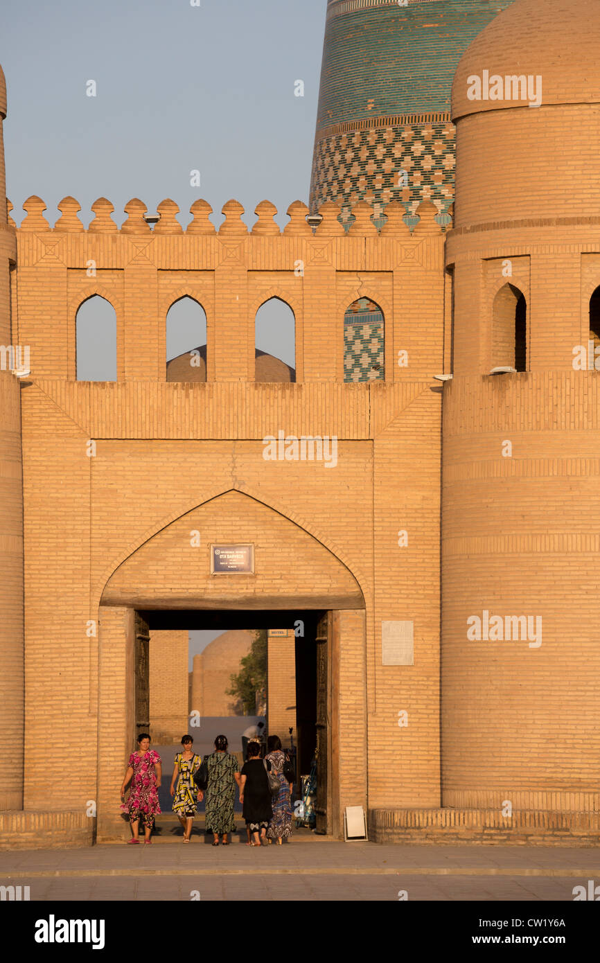 Westtor Ichan Kala und Minar Lieblingswaffe, Chiwa, Usbekistan Stockfoto