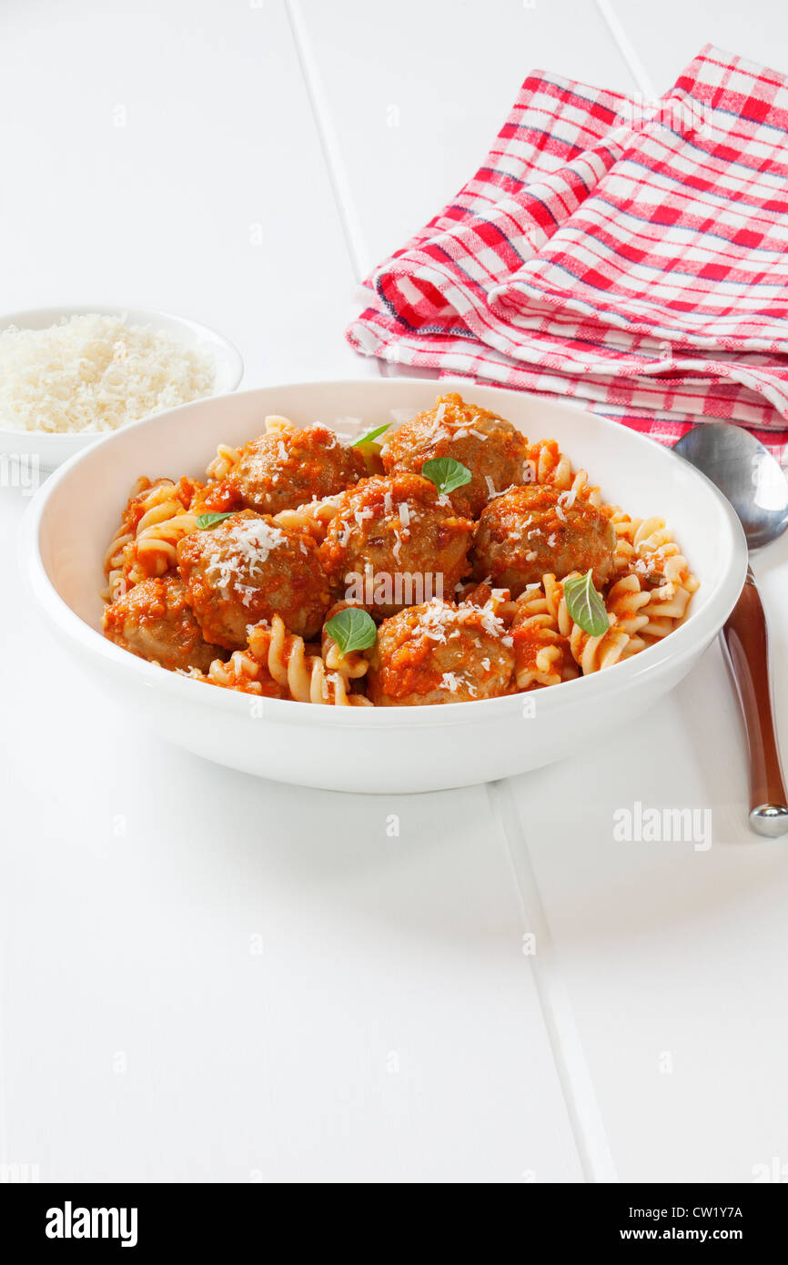 Eine Schüssel Frikadellen mit Fusili Nudeln und Tomaten Sauce oder Marinara. Frikadellen werden aus Türkei Hackfleisch hergestellt. Stockfoto