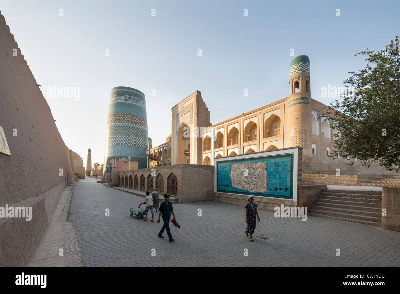 Eingangsfassade, Lieblingswaffe minar und Muhammad Amin Khan Madrasah, Ichan Kala, Chiwa, Usbekistan Stockfoto