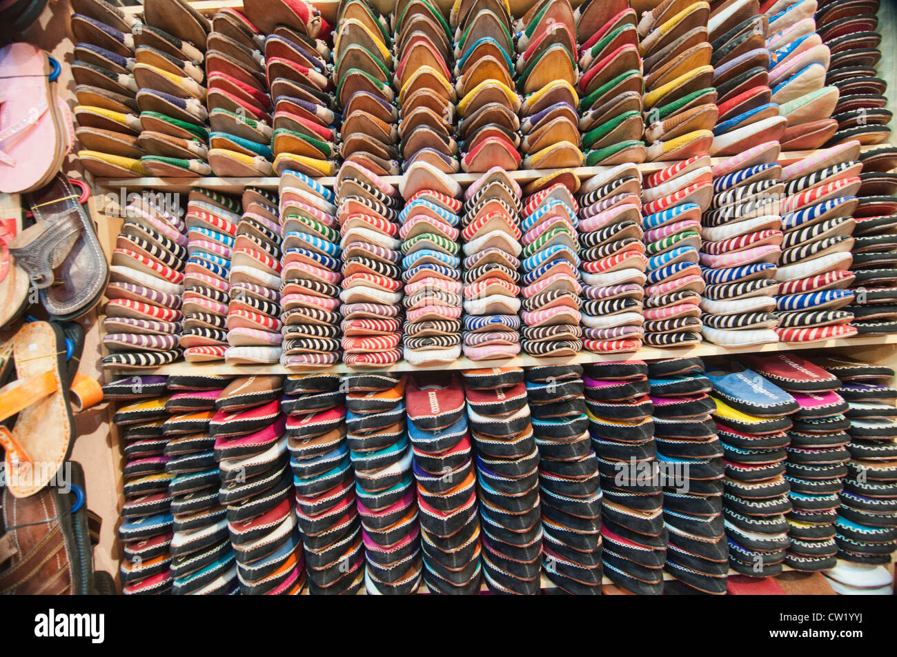 Leder Babouche Hausschuhe zum Verkauf in den Souks der alten Medina von Fes, Marokko Stockfoto
