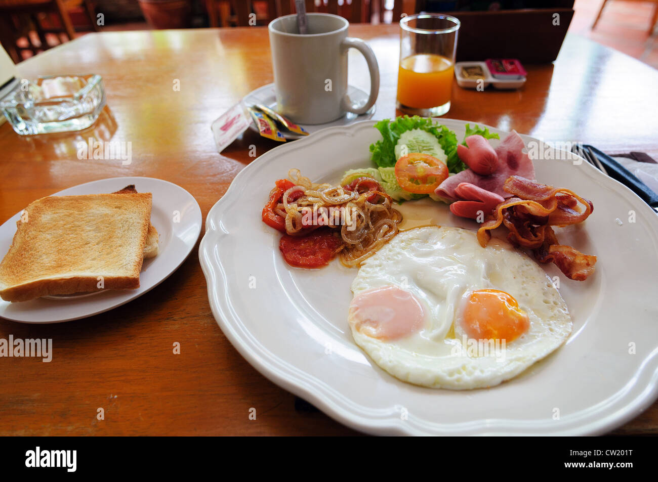 amerikanisches Frühstück auf einem Tisch in Thai café Stockfoto