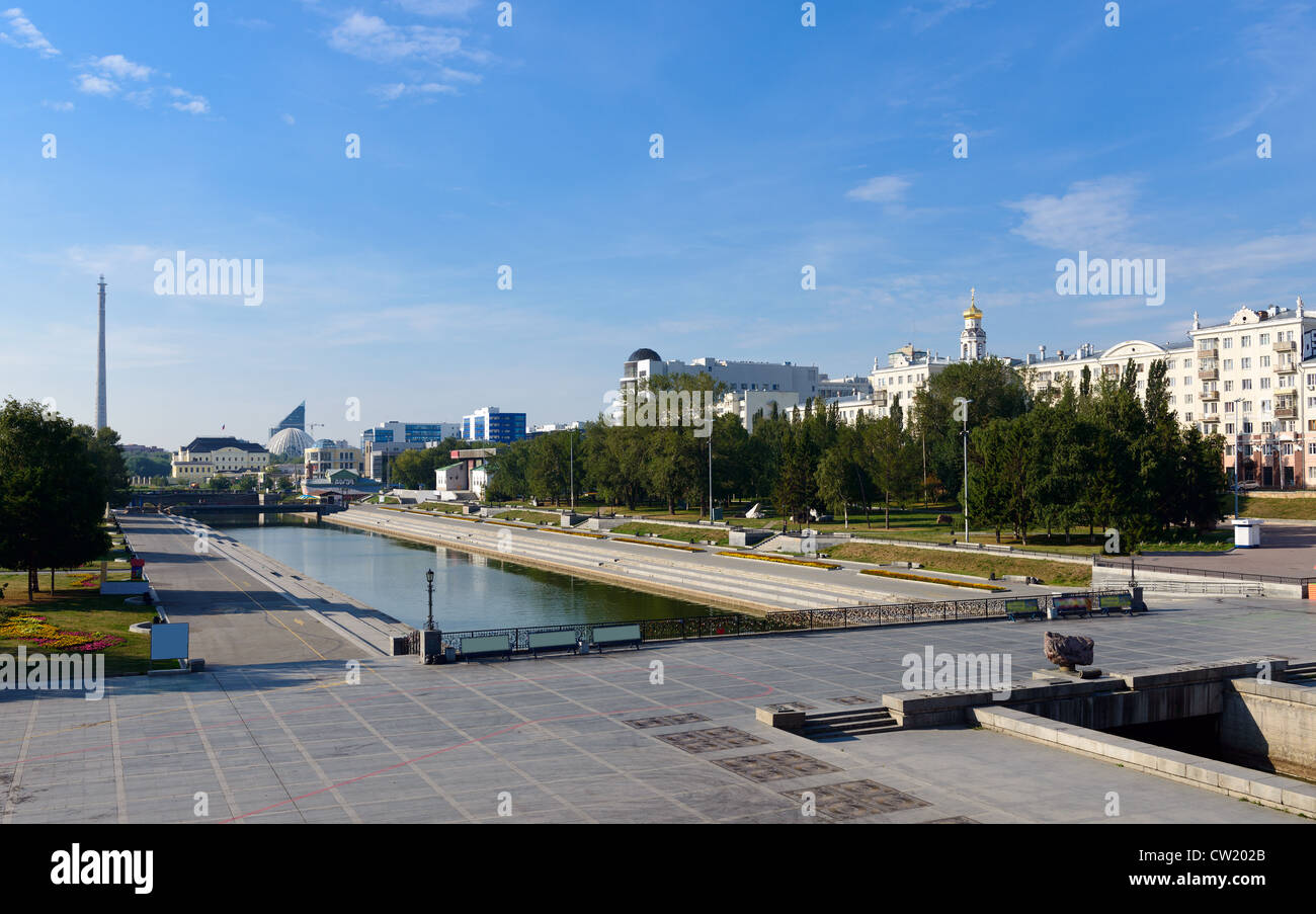 Blick auf den historischen Platz des Dammes am Iset River in der Mitte von Jekaterinburg, Russland Stockfoto