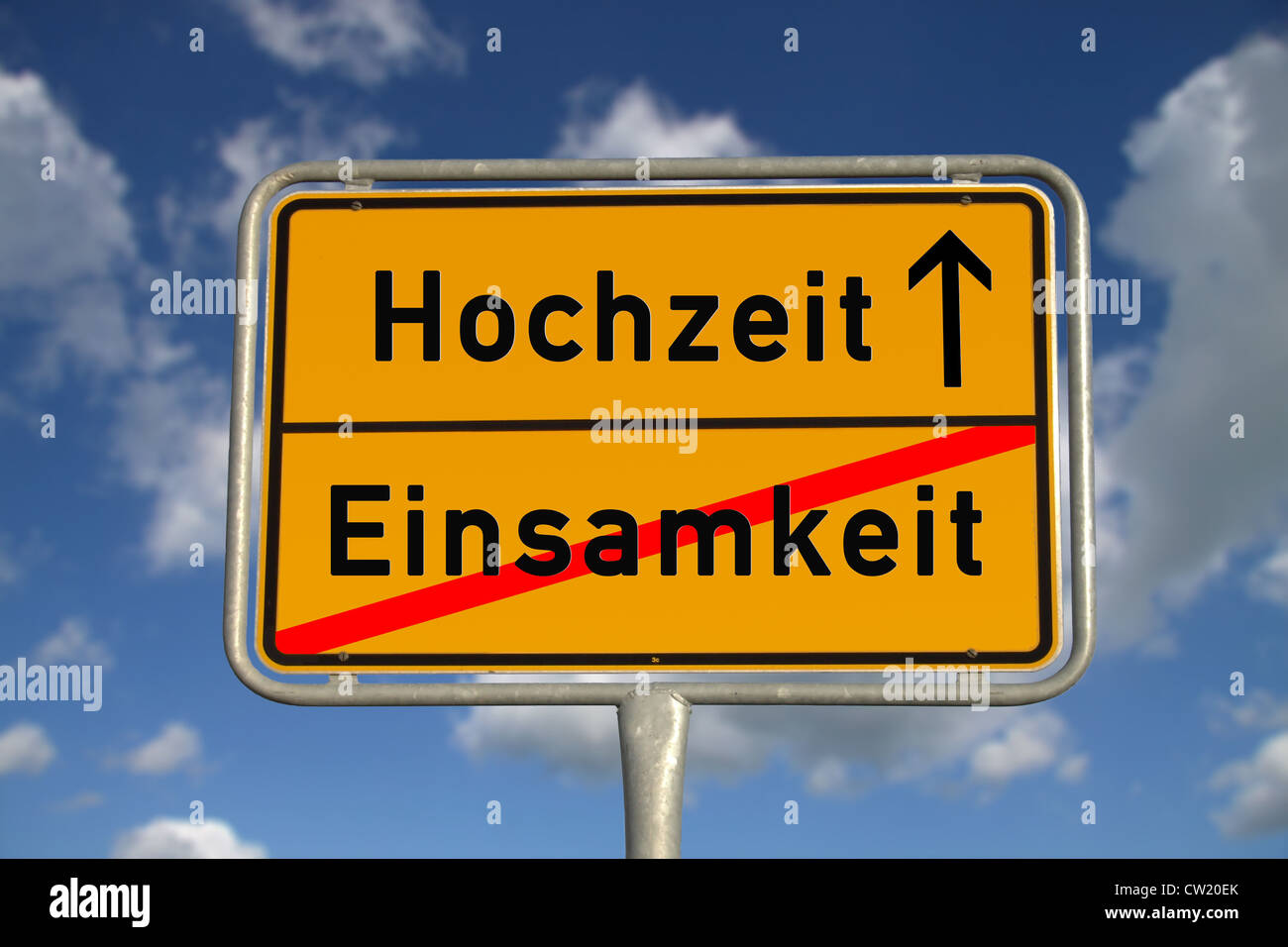 Deutsche Straße Zeichen Einsamkeit und Hochzeit mit blauem Himmel und weißen Wolken Stockfoto