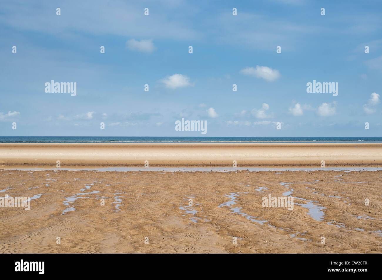 Wellige leeren Sandstrand abstrakt. Brunnen neben das Meer. Norfolk, England Stockfoto