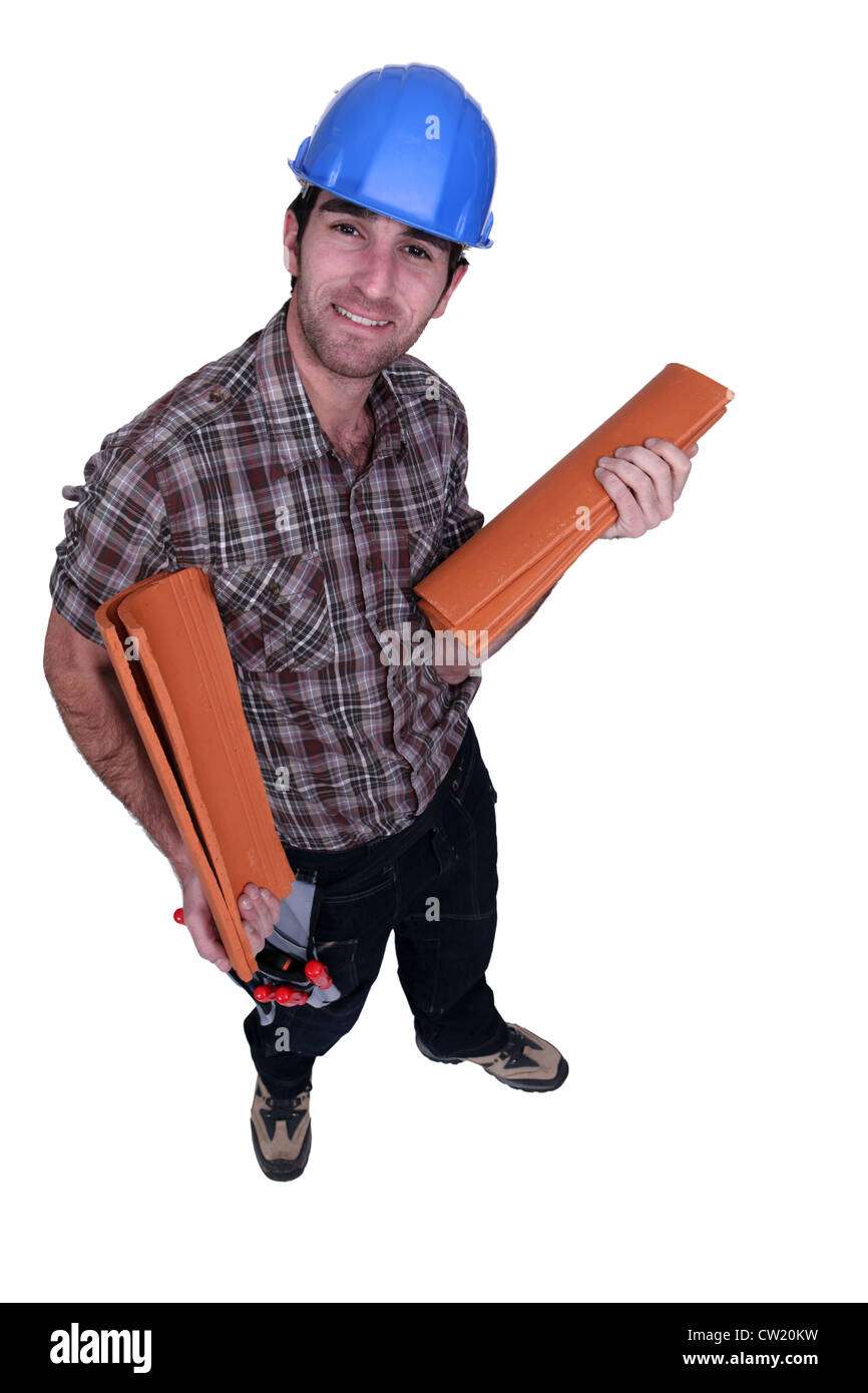 Dachdecker mit Kanal-Fliesen Stockfoto