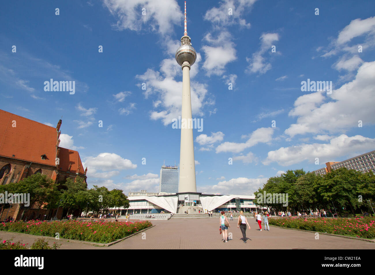 BERLIN, AUGUST 6: Panoramablick auf Berliner Fernsehturm oder Fernsehturm, Alexanderplatz, Deutschland am 6. August 2012. Stockfoto