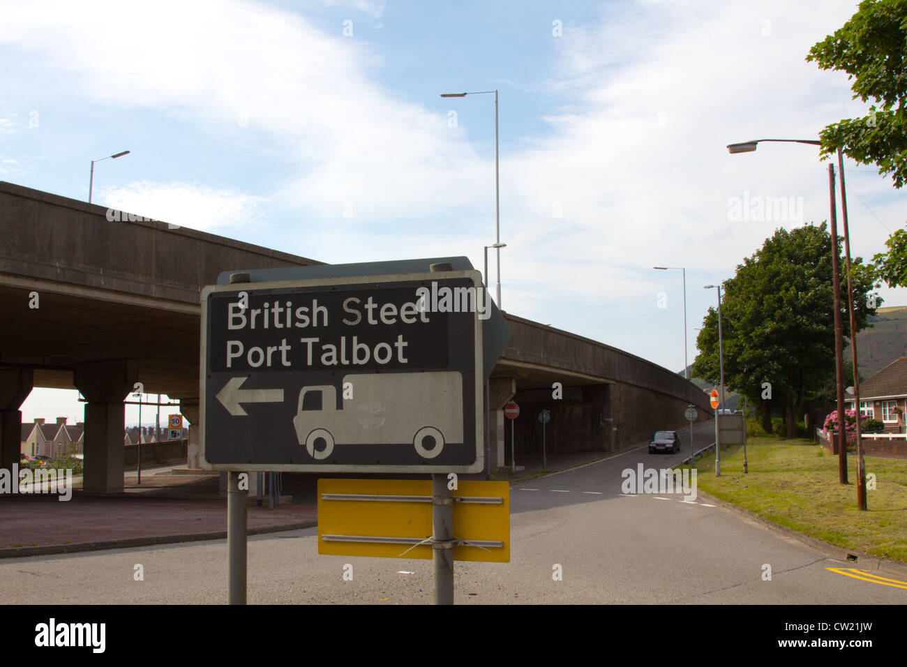 LKW-Wegweiser zu British Steel Port Talbot. Die Zeichen wurde nicht ausgetauscht, trotz der Tata-Besitz des Stahlwerks. Stockfoto