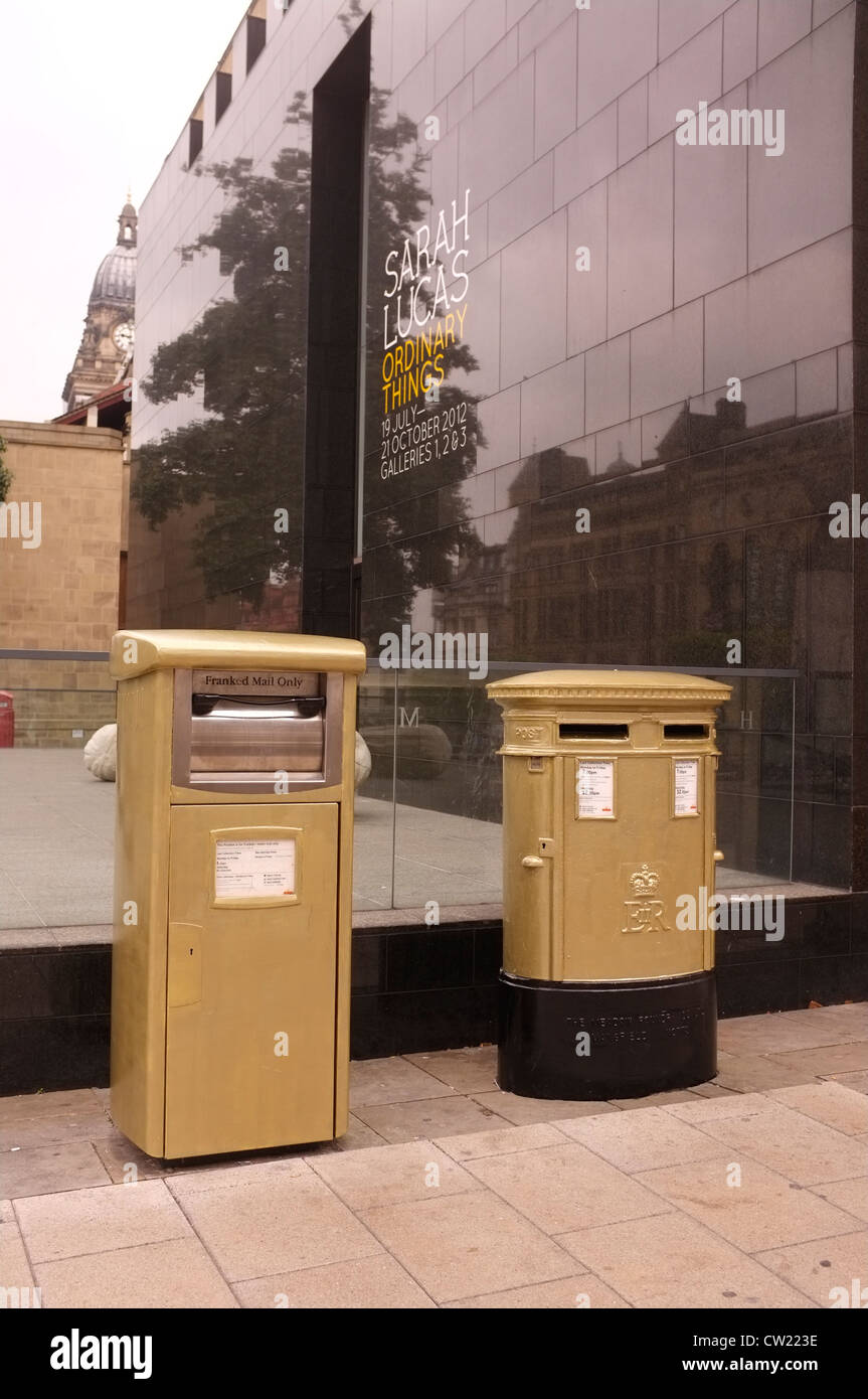 Gold Post Box in der headrow/Cookridge Street, Leeds, wo Nicola Adams lebte, feiern ihre Goldmedaille in der Boxen an der Londo Olympics Stockfoto