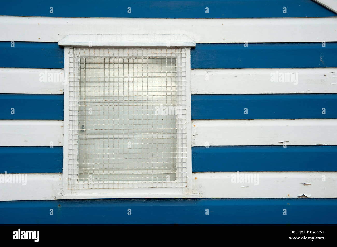 Fenster in blauen und weißen Wand der Strandhütte Stockfoto