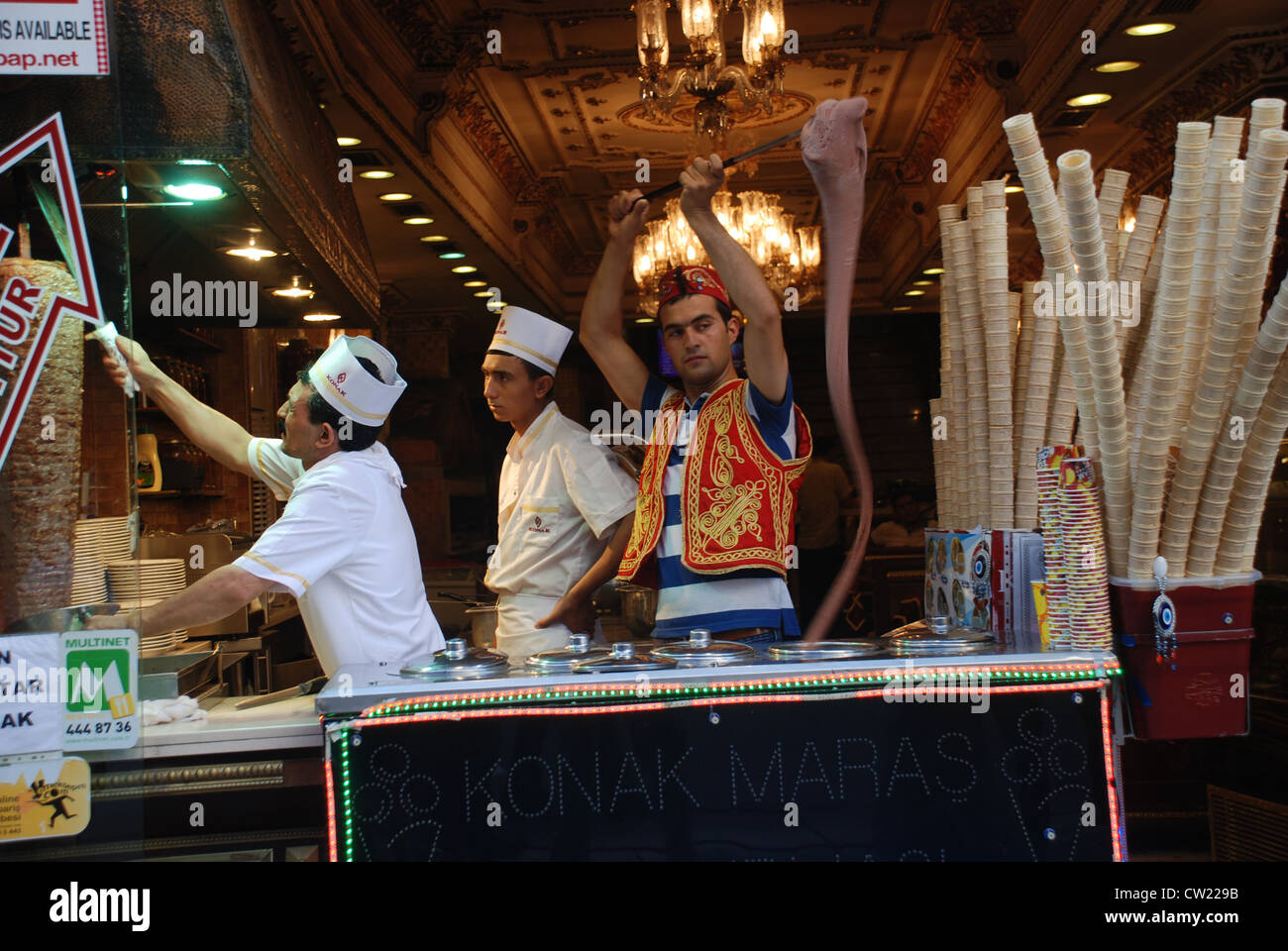 Ein Eis Verkäufer auf der Istiklal Straße in Istanbul. Bild von Adam Alexander/Alamy Stockfoto