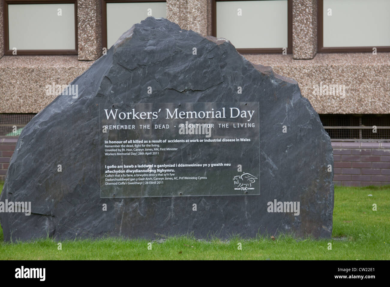 Workers' Memorial Day Gedenkstein außerhalb der Gewerkschaft Unite HQ in Cathedral Road Cardiff Stockfoto