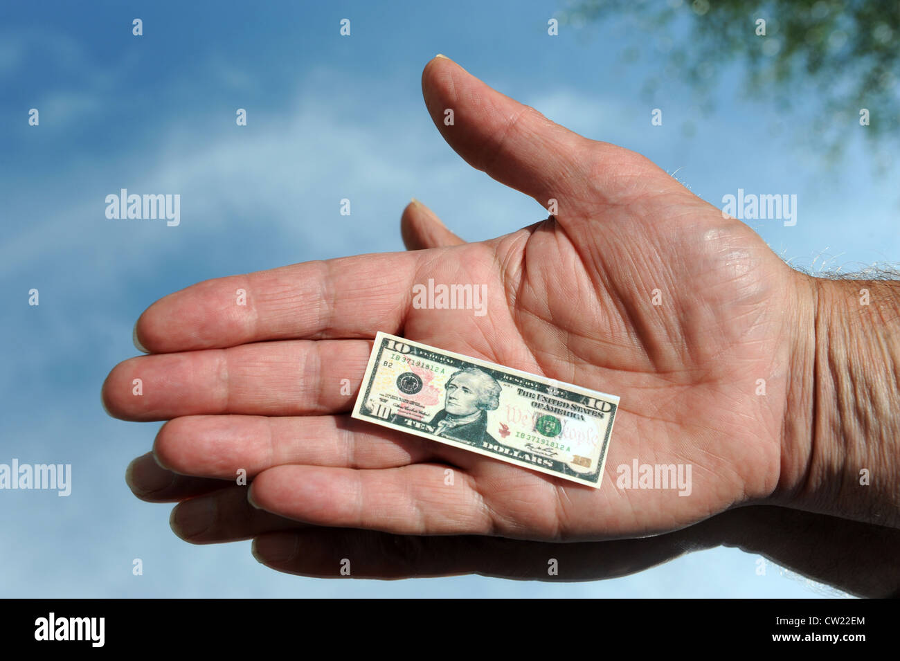Miniatur US-Amerikaner 10 Dollar in einer Hand Vereinigte Staaten Von Amerika Währung USA Stockfoto