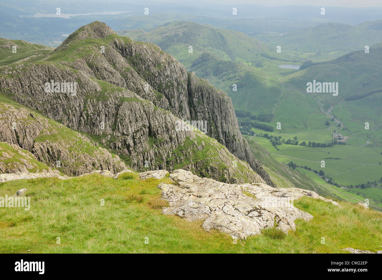 Blick auf Loft Crag von Hecht von Stickle. Langdale Pikes im Sommer im englischen Lake District Stockfoto