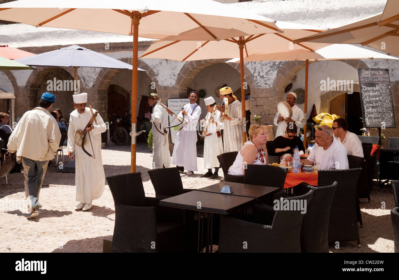 Tourismus in Marokko; Musiker, die in einem Restaurant, Essaouira, Marokko, Nordafrika, für Touristen spielen Stockfoto