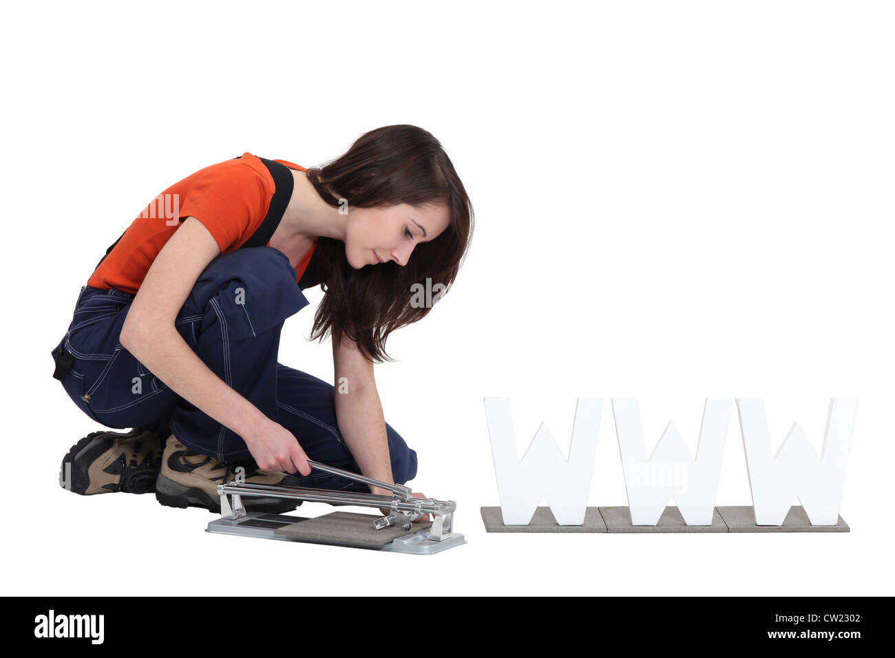 Frau mit manueller Fliesenschneider Stockfoto