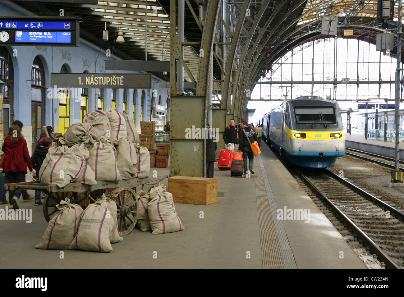 Tschechische Bahn Klasse 682 Fiat gemacht Pendolino-high-Speed Zug warten am Hauptbahnhof Prag, Tschechische Republik. Stockfoto